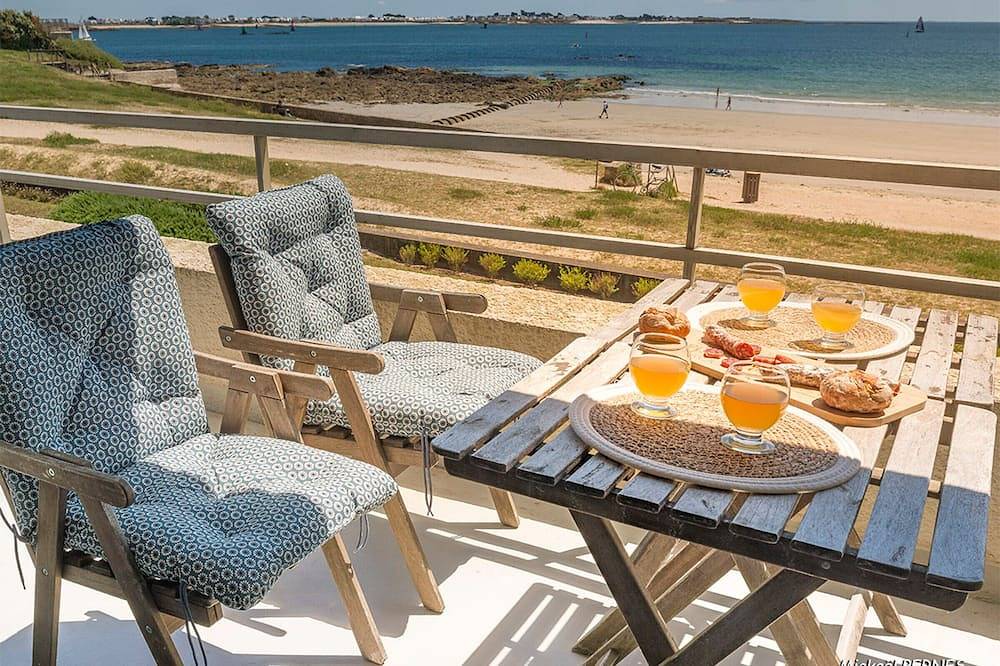 Appartement entier, Spacieux studio terrasse, mer à 700m commerces, parking privé, Wi-Fi inclu in Larmor-Plage, Côte des Mégalithes