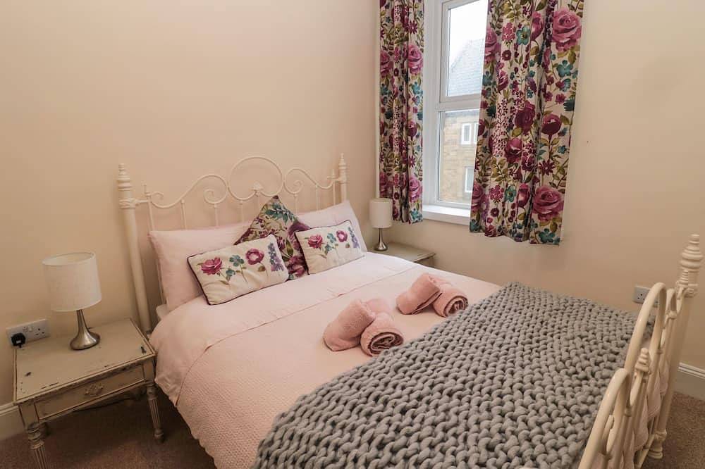 Coras House, pet friendly, character holiday cottage in Amble in Amble, Northumberland