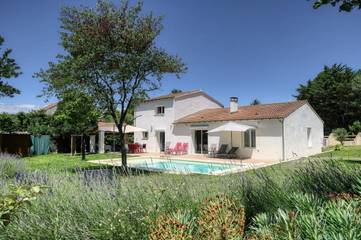 Cottage pour 8 personnes, avec piscine ainsi que vue et jardin à Montségur-sur-Lauzon