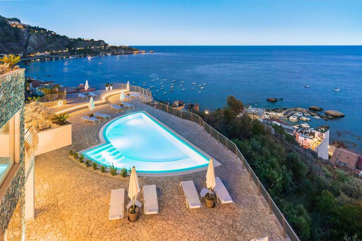 Villa per 20 persone, con terrazza e piscina, con animali domestici a Giardini-Naxos