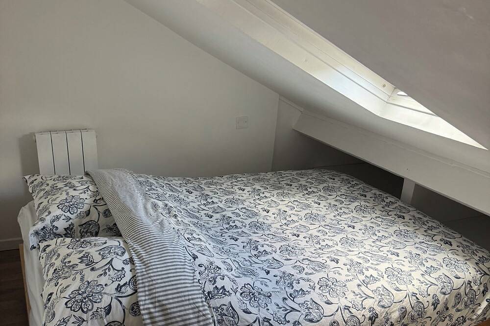Entire apartment, Studio with mezzanine, fast Wi-Fi, 5 min from train station, 30 min from Paris in Bessancourt, Val-d'Oise