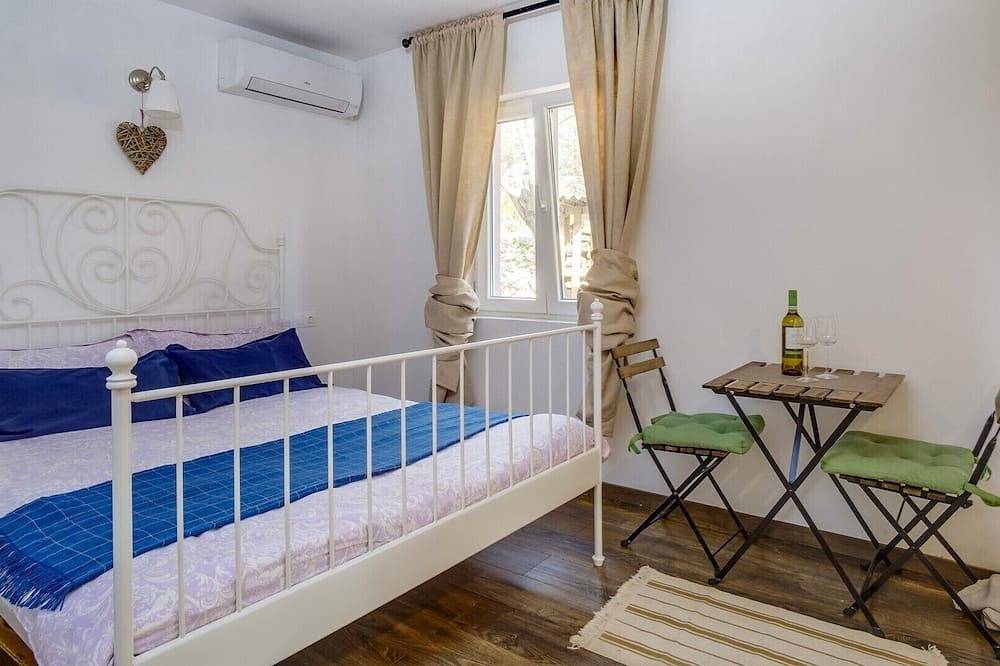 Ferienhaus Oceanne 30m vom Strand mit Meerblick und Garten in Martinscica, Cres
