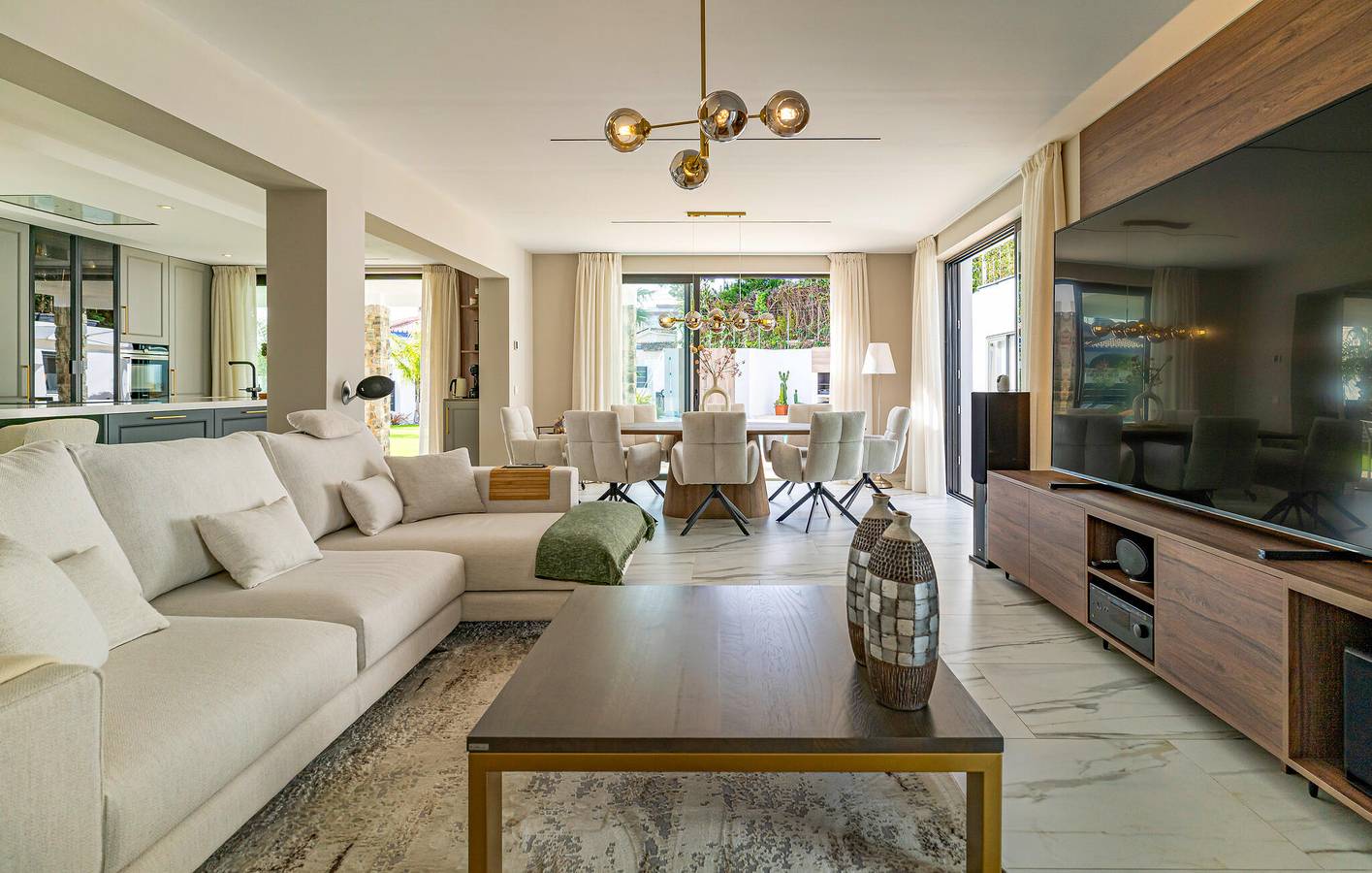 Apartamento con vistas al mar, piscina y aparcamiento, a 800 m de la playa in Benalmádena Costa, Benalmádena