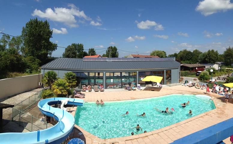 Location de vacances pour 4 personnes, avec jardin ainsi que piscine et terrasse à Saint-Quentin-en-Tourmont