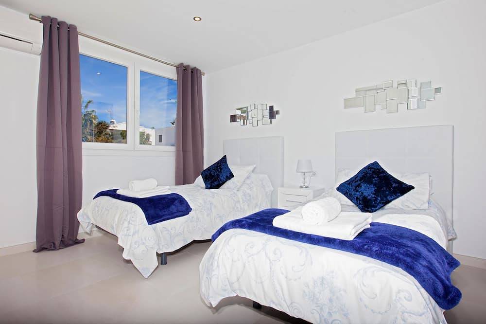 Lujosa villa de 4 dormitorios y 3 baños en el centro de Puerto del Carmen con wifi gratis y aire acondicionado in Puerto del Carmen, Tías