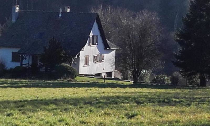 Gîte pour 12 personnes, avec vue et jardin à Salmiech
