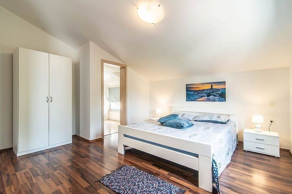 Spacious 6 Bedroom Villa, Modern Interiors, A/C, Private Pool, Village Setting - 3km to Sveti Lovrec in Zentralistrien