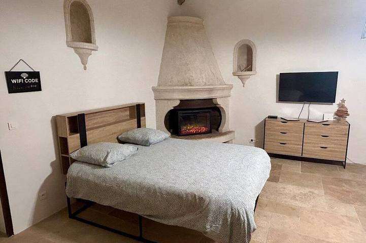 Gîte pour 4 personnes, avec piscine et jardin ainsi que jacuzzi et terrasse à Lurs - 2