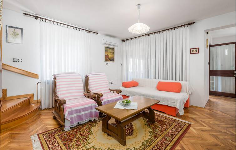 Cozy 2km to Coast: WiFi, AC, Terrace & Parking Near Barbat na Rabu in Plaža Banjol, Barbat na Rabu