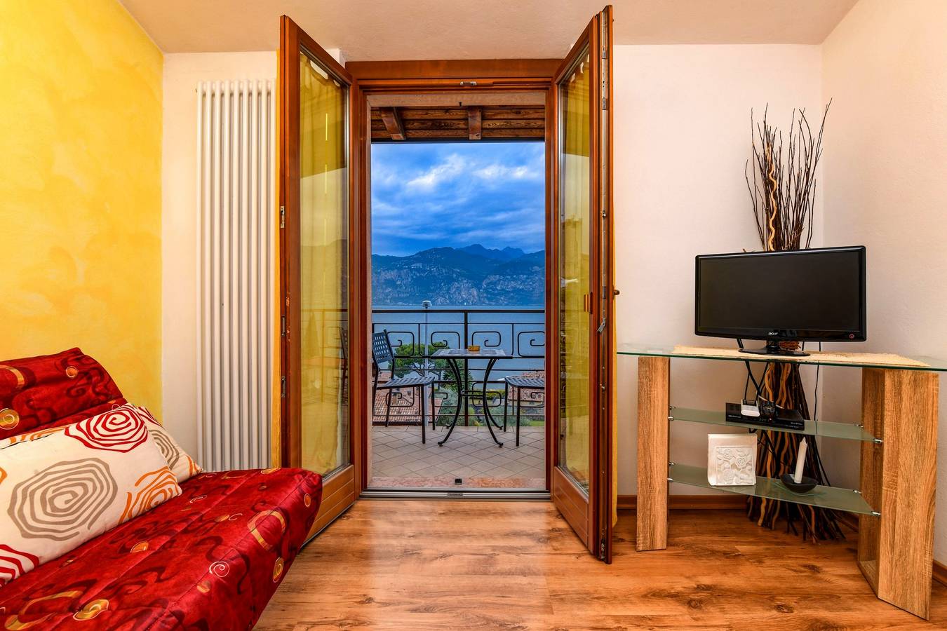 Apartamento entero, Apartamento turistico con Wi-Fi, aire acondicionado, piscina y jardin; Garaje disponible; Se admiten perros in Malcesine, Montañas Garda