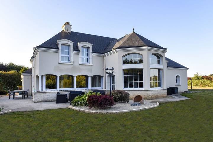 Gîte pour 11 personnes, avec Jacuzzi et Terrasse ainsi que Jardin et Piscine à Trégomeur