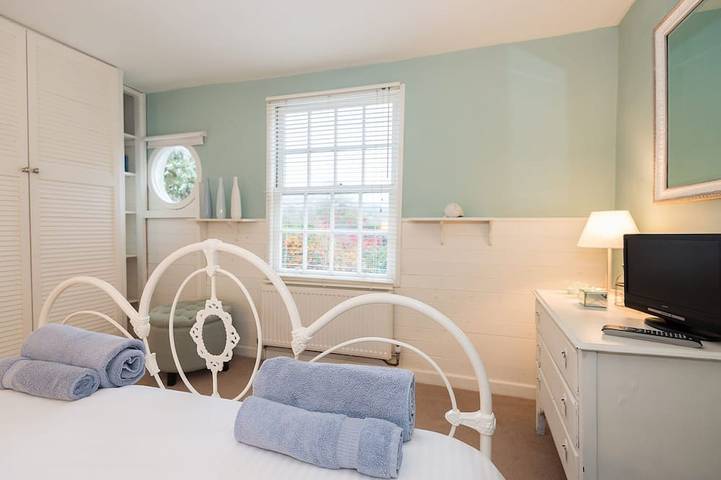 Joli cottage acceptant les animaux de compagnie avec garage, Wi-Fi et vue sur la rivière. in Looe, Cornouailles