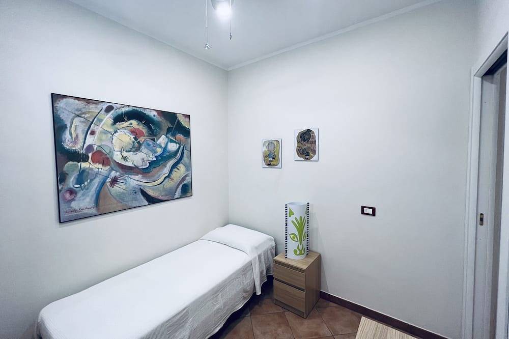 Entire apartment, Maria's Cozy House&Garden in Santa Marinella, Rome Province