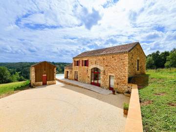 Gîte pour 8 personnes, avec terrasse et piscine, adapté aux familles à Prats-du-Périgord