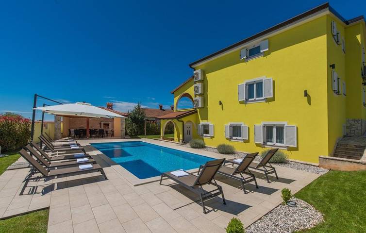 Ferienhaus für 6 Personen, mit Balkon und Garten sowie Pool in Valkarin