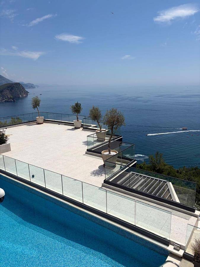Ferienhaus für 20 Personen, mit Balkon und Terrasse sowie Pool und Ausblick in Budva