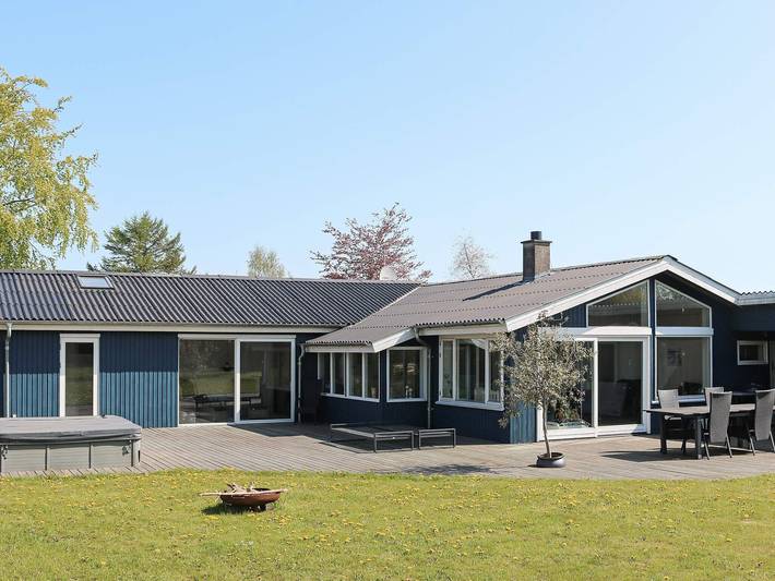 Ferienhaus für 12 Personen, mit Terrasse und Whirlpool, kinderfreundlich in Øster Hurup