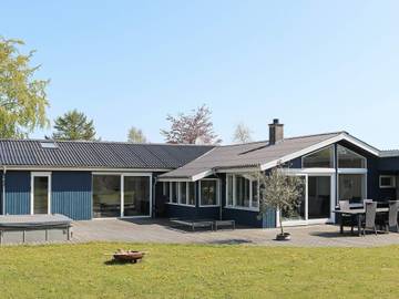 Ferienhaus für 12 Personen, mit Terrasse und Whirlpool, kinderfreundlich in Øster Hurup