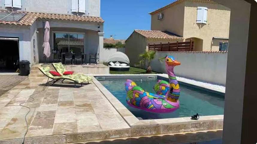 Location de vacances pour 10 personnes, avec jardin ainsi que piscine et jacuzzi à Jonquières-Saint-Vincent
