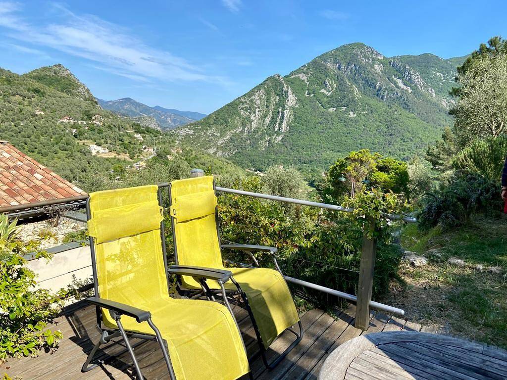 Eco chalet , grande terrasse ,vue imprenable. in Sospel, Côte méditerranéenne (France)