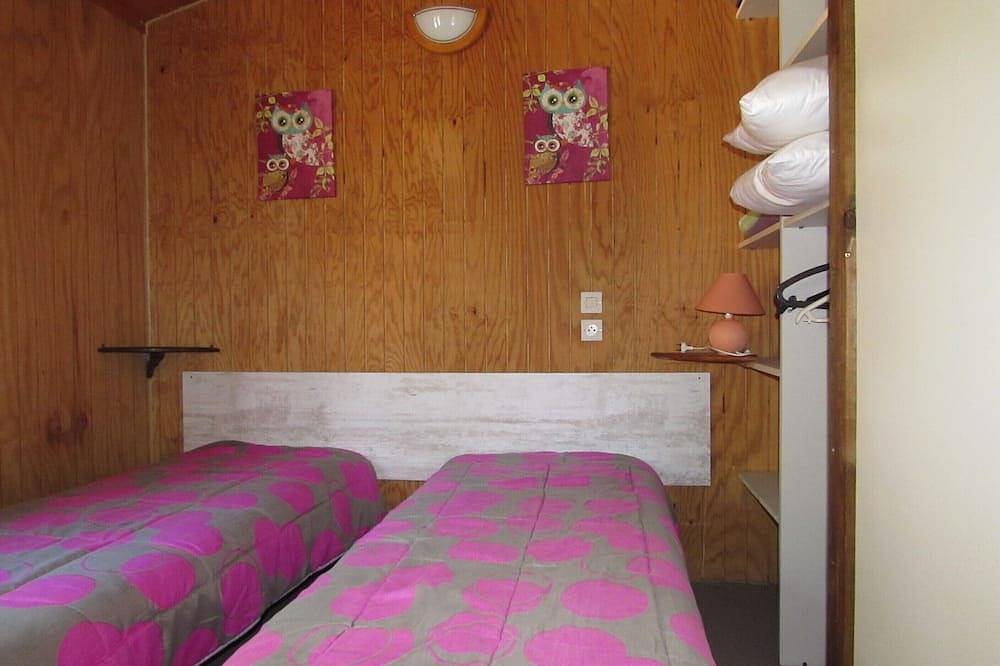 Chalets en bois dans village de gites avec terrasse, barbecue, piscine et clim in Corneilla-de-Conflent, Parc naturel régional des Pyrénées catalanes