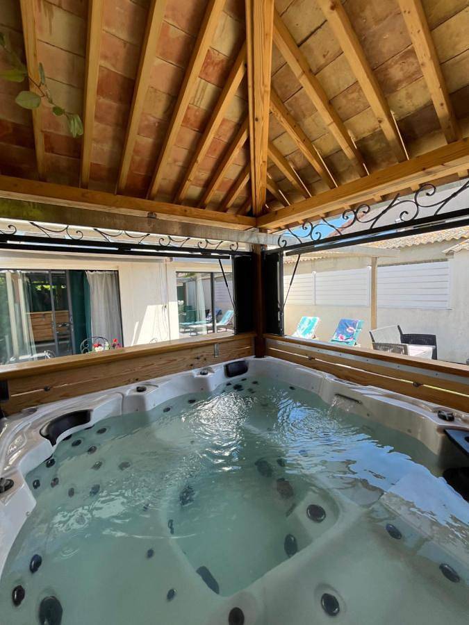 Gîte pour 2 personnes, avec jacuzzi et jardin dans La Mède