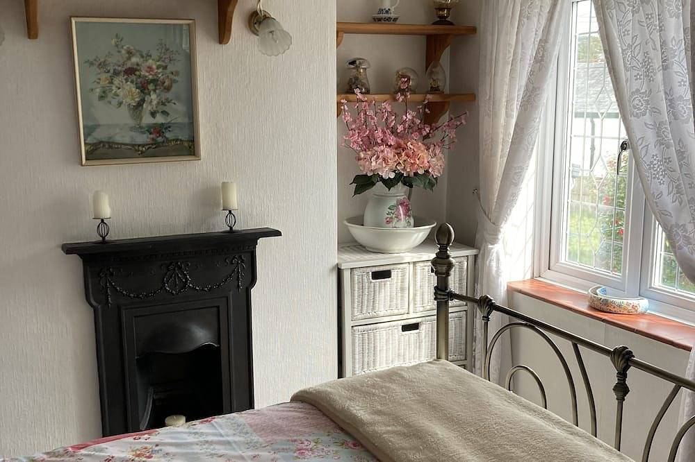 Character Victorian Cottage Opposite Common Land within New Forest National Park in Lymington, Hampshire