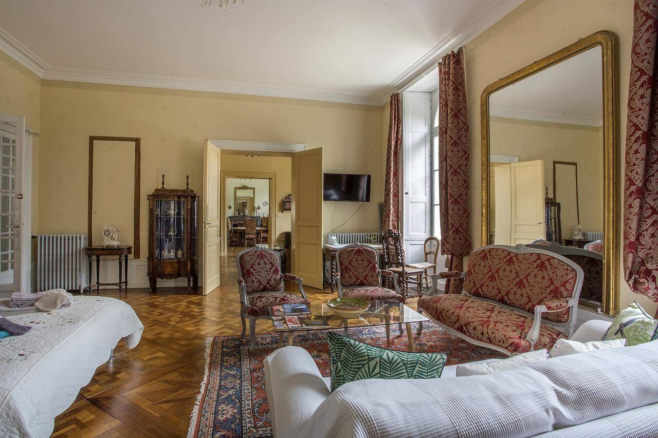 Maison d'hôtes 'Suite Belle Epoque' avec piscine partagée, jardin partagé et Wi-Fi in Fontenay-le-Comte