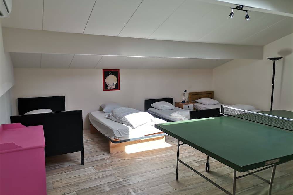 Large stone house, swimming pool, billiards, petanque area, table soccer in Fontanès, Côte méditerranéenne (France)