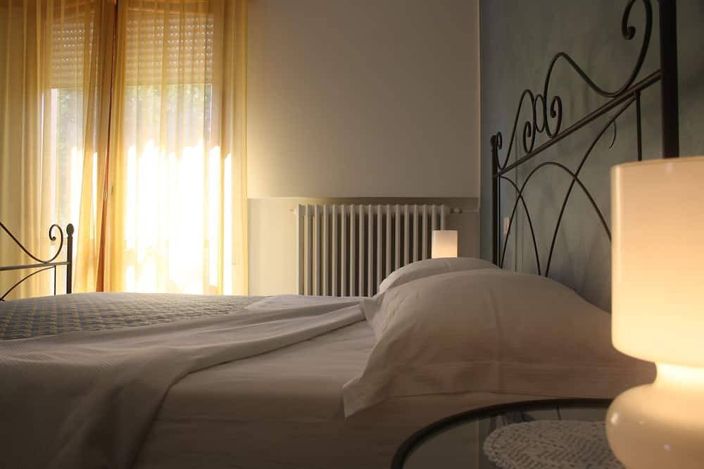 Apartment in a two-family house with exclusive park and pool 10' from the sea in Tavullia, Pesaro-Urbino