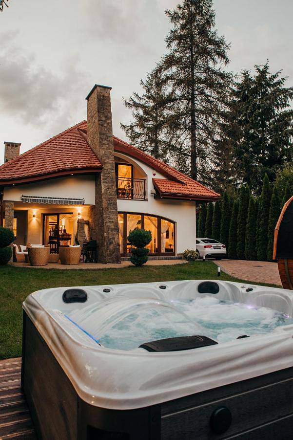 Dom wakacyjny dla 17 osób, z Balkon i Jacuzzi oraz Taras i Ogród w Myślenice