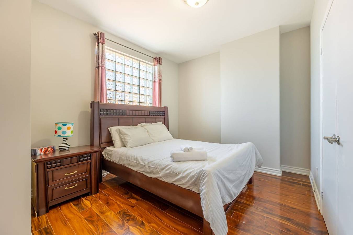 Entire apartment, Modern 1Br Getaway, Walk to Niagara Falls in Niagara Falls, Niagara falls