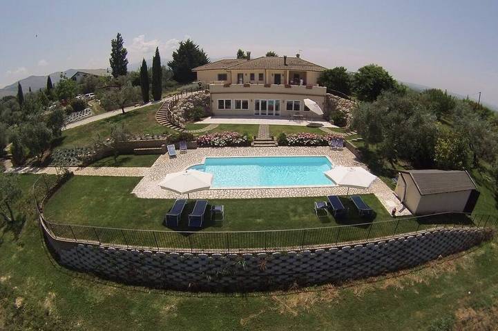 Ferienwohnung für 4 Personen, mit Terrasse und Garten sowie Pool in Fara in Sabina