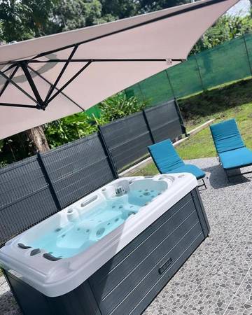 Gîte pour 2 personnes, avec jacuzzi et terrasse à Gros Morne (homonymie)