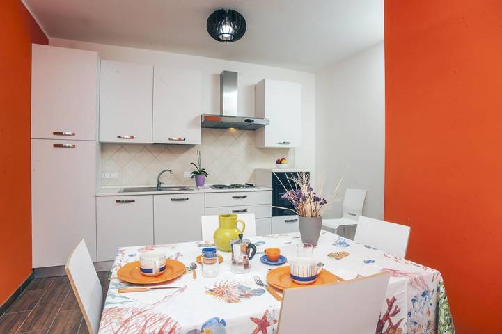 Appartement entier, Appartement calme "Appartamento 3" avec vue sur les montagnes, terrasse, jardin et climatisation. in Sant'Anna Arresi, Sulcis Iglesiente