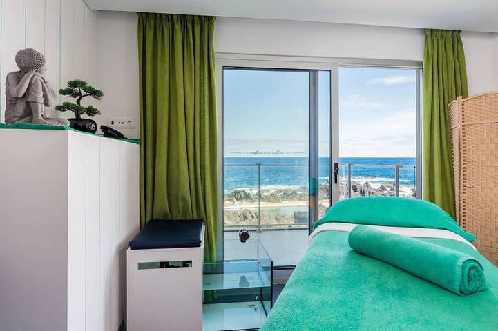 Charming Balcony Retreat with Ocean Sunsets and Half Board Dining in Madeira