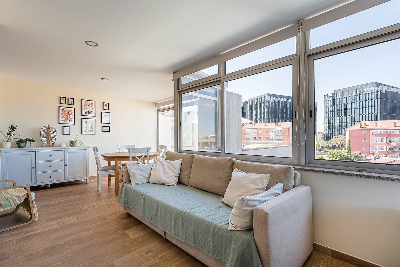 Entire apartment, Guestready - Modern haven with a balcony in Porto, Porto District