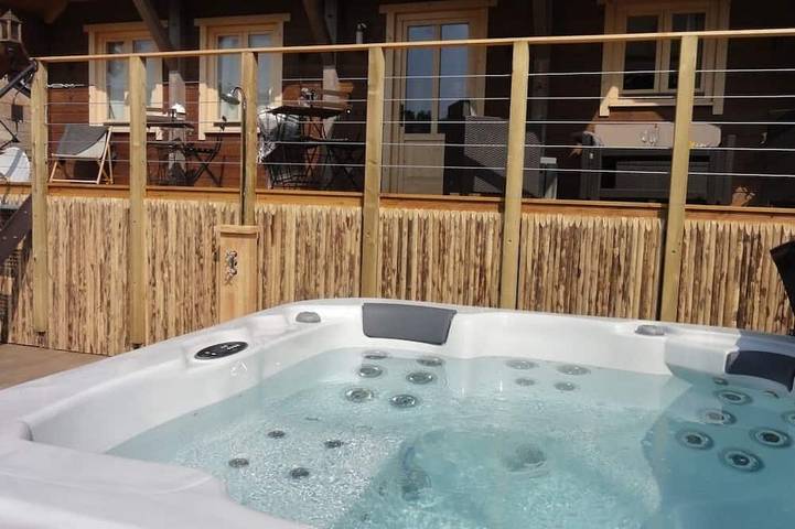 Chalet pour 8 personnes, avec Balcon et Jacuzzi ainsi que Terrasse et Jardin