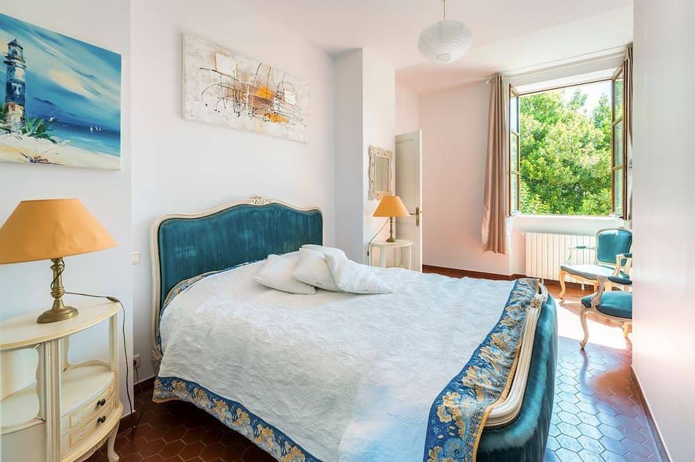 Villa Des Papes - Three Bedroom Villa, Sleeps 8 in Le Pontet, Vaucluse