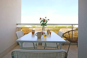 Gîte pour 3 personnes, avec vue sur le lac et terrasse, adapté aux familles à La Grande-Motte
