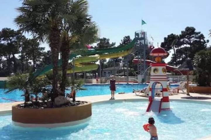 Camping pour 6 personnes, avec piscine ainsi que terrasse et jardin à Les Mathes