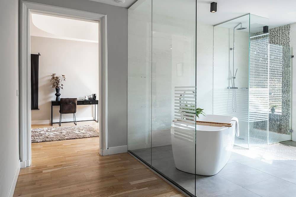 Geheel appartement, Suite op de eerste verdieping, 35m2, ensuite badkamer met bad en regendouche. in Tilburg, Noord-Brabant