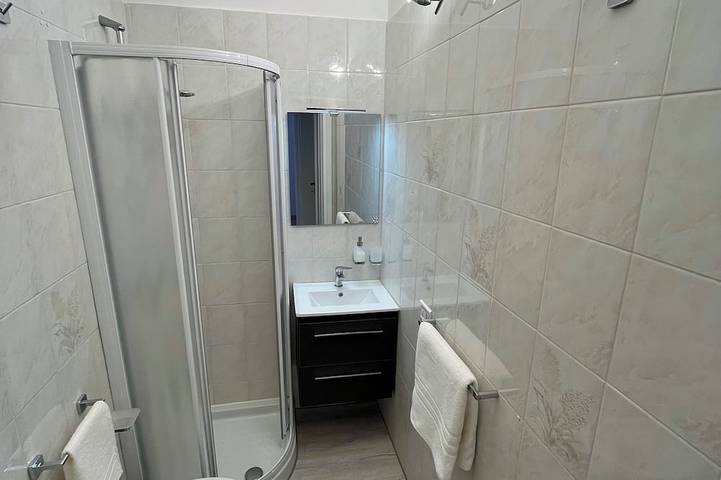 Gîte pour 4 personnes, avec terrasse, animaux acceptés dans Ispra - 3