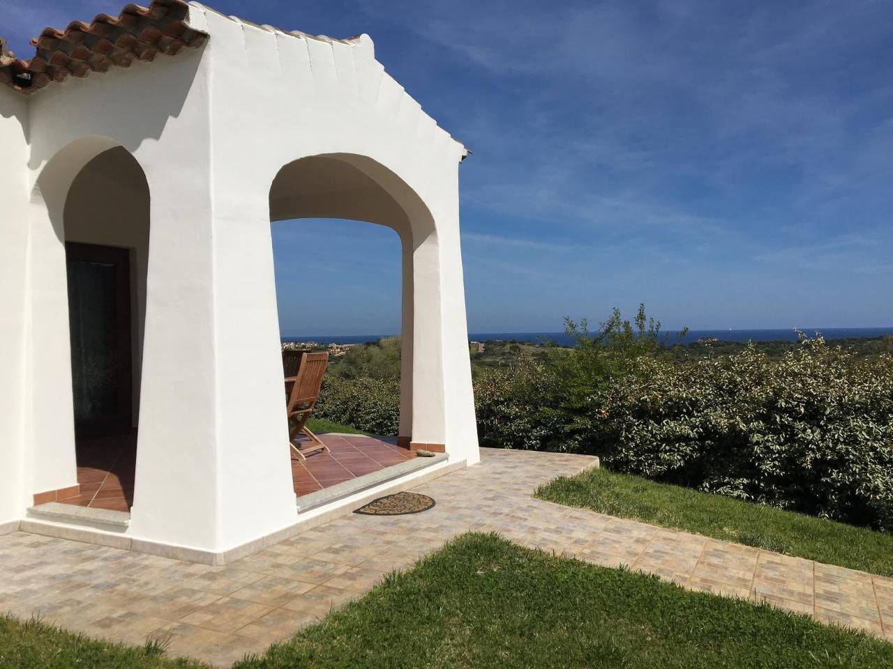 Appartamento intero, Villa mit gemeinsamem Pool und Meerblick in Tanaunella, Olbia-Tempio