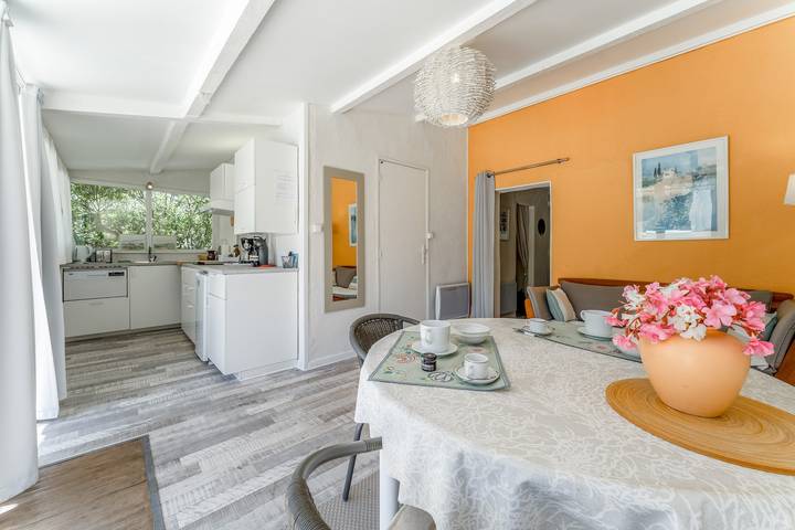 Cottage 'La Petite Cadenelle' with Private Pool, Wi-Fi and Air Conditioning in Eygalières, Arles region
