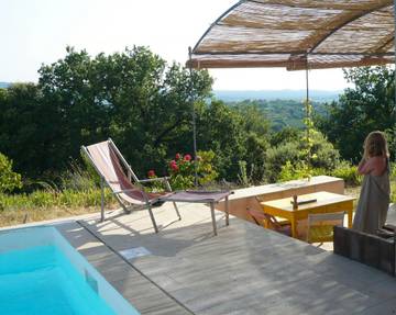 Location de vacances pour 8 personnes, avec terrasse et piscine à Blauvac