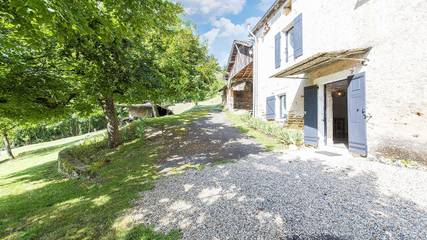 Location de vacances pour 6 personnes, avec jardin ainsi que terrasse et piscine à Soturac
