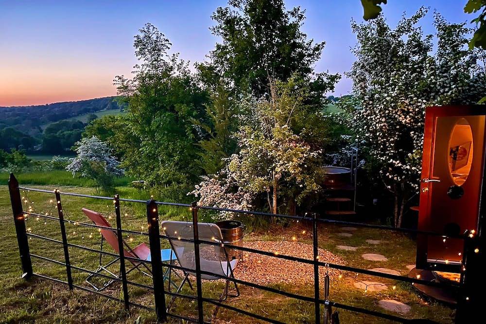 Dinky Disc - Cosy Hot Tub Escape in Chorleywood, Hertfordshire