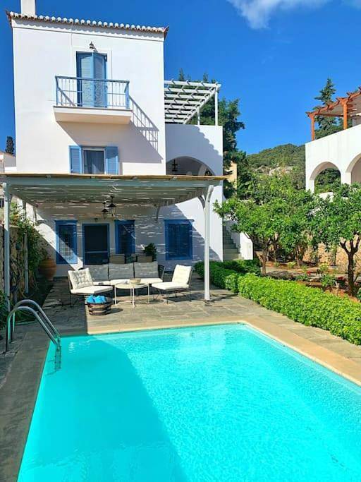 Villa for 8 people, with view and garden as well as terrace and pool, with pets in Spetses