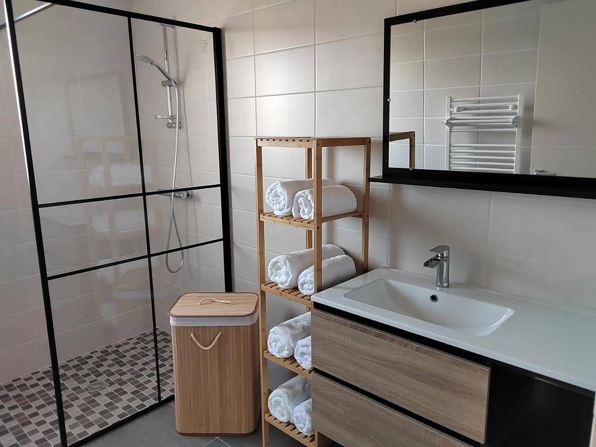 Two-Bedroom House in Montholon, Région d'Auxerre